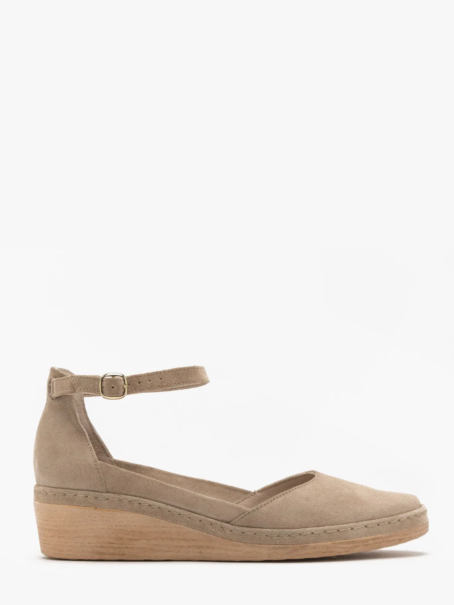 Piaskowe czółenka na platformie z paskiem wokół kostki