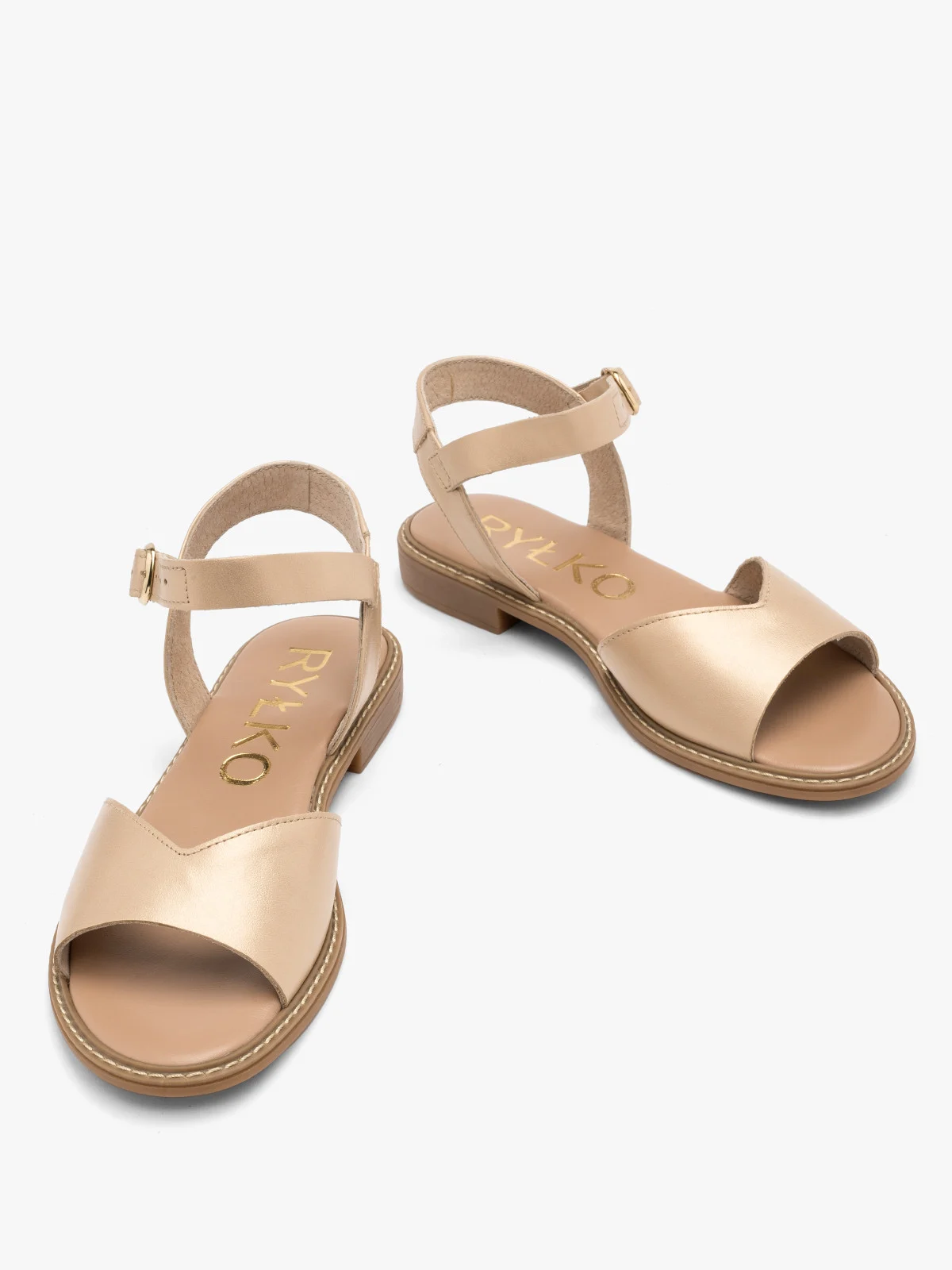 Złoty sandał z ozdobną cholewką