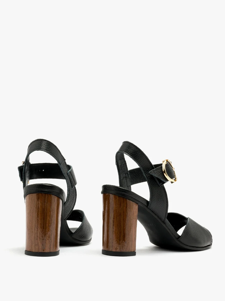 Czarne sandały na drewnianym słupku