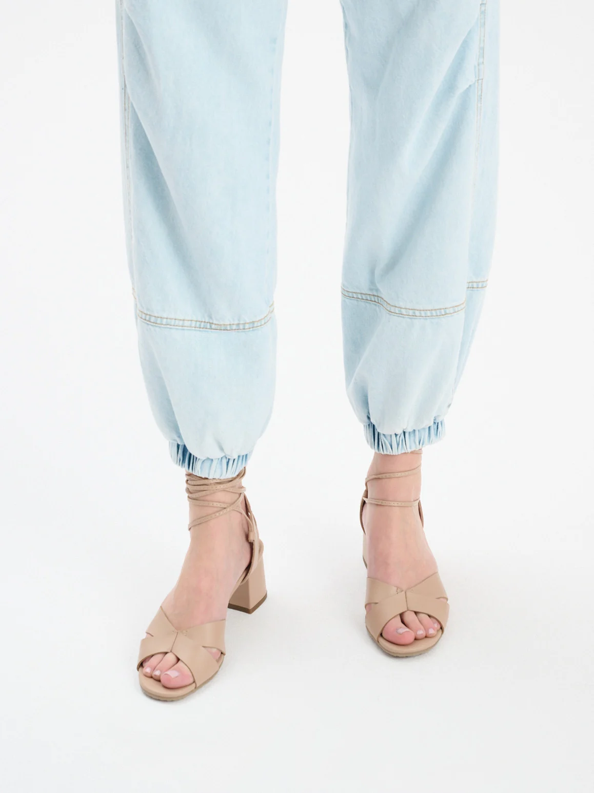 Sandały z wiązanie wokół kostki