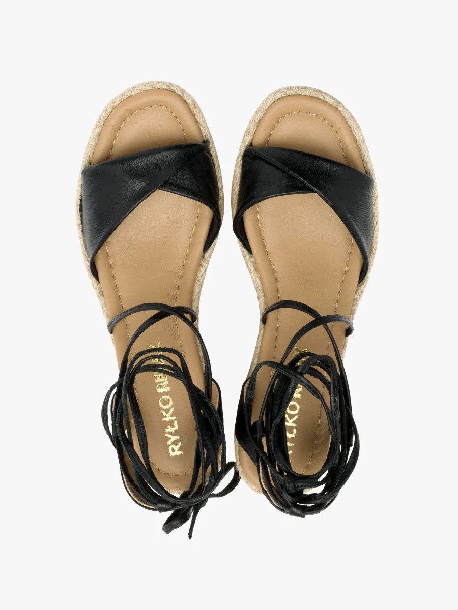 Czarne sandały na koturnie