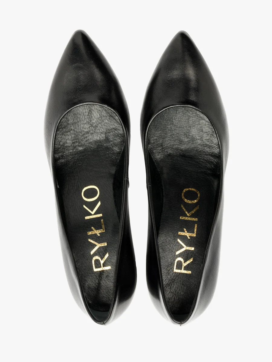 Czarne czółenka na słupku