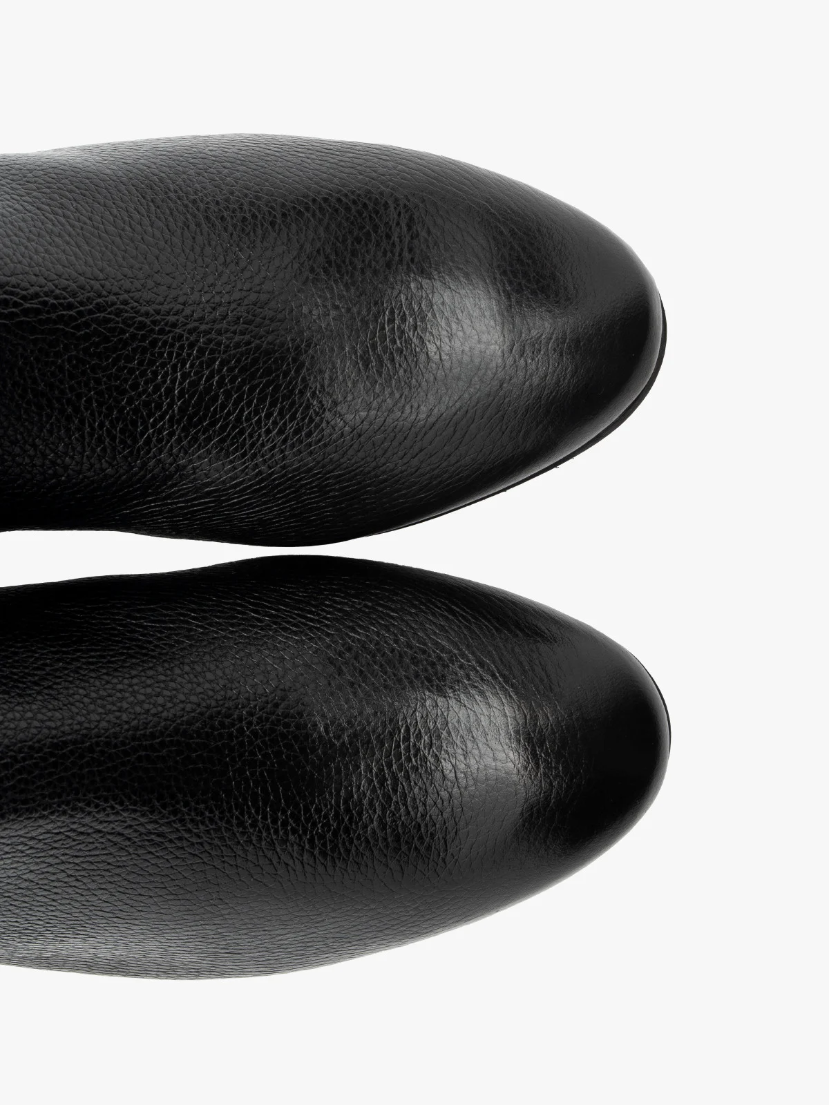 Czarne kozaki z elastyczną wąską cholewką na niskim obcasie