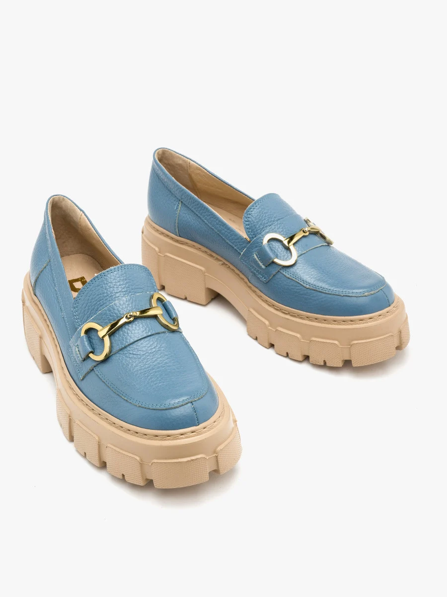 Niebieskie mokasyny ze złotą ozdobą