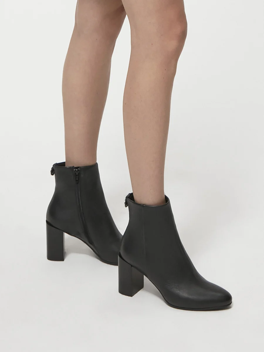 Czarne botki na obcasie