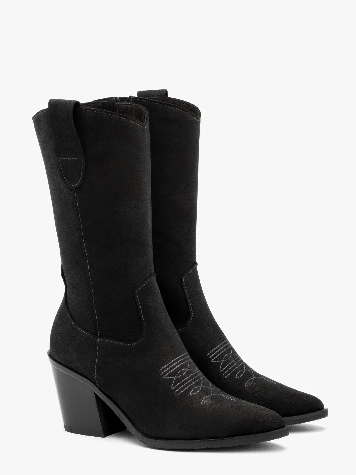 Czarne kozaki typu kowbojki z cholewką do połowy łydki