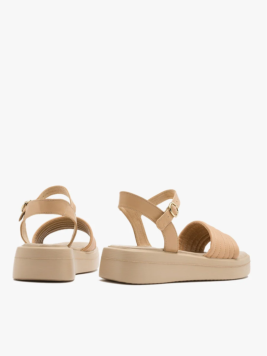 Beżowe sandały ze złotą sprzączką