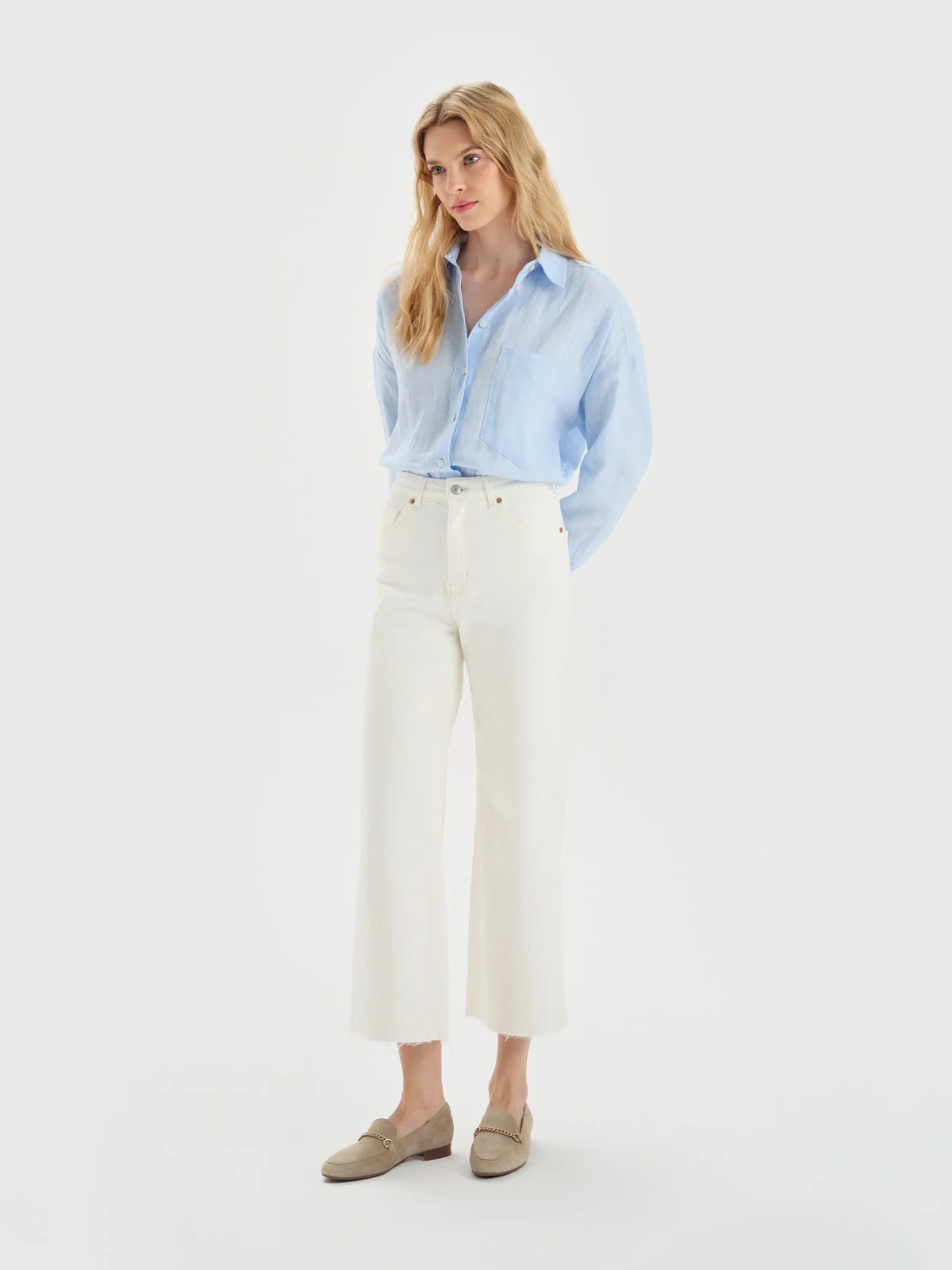 Piaskowe mokasyny ze złotym łańcuszkiem