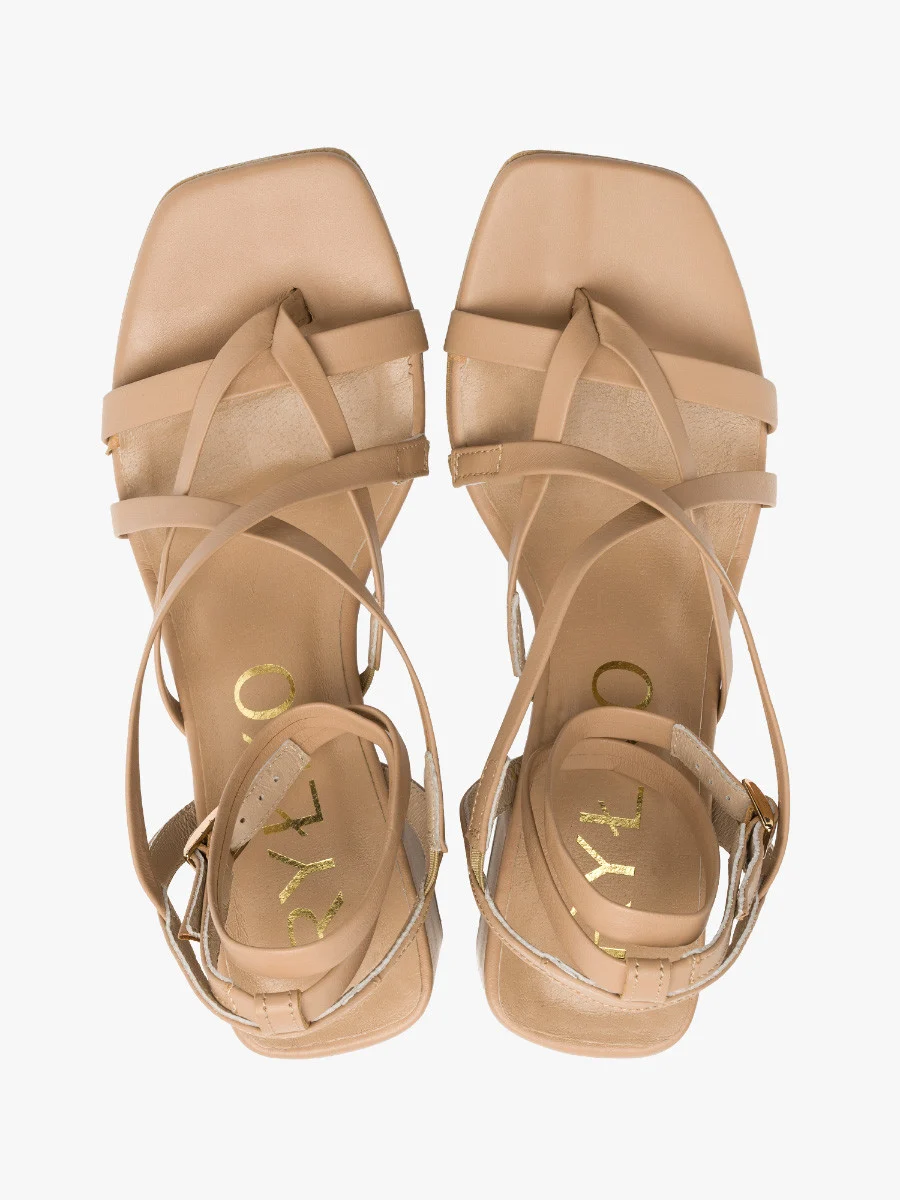 Beżowe sandały typu japonki na masywnym obcasie