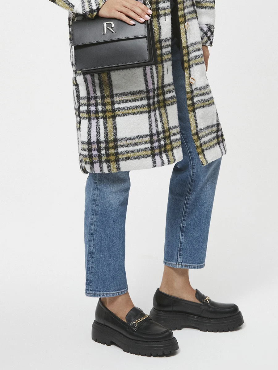 Czarne mokasyny ze złotym łańcuszkiem