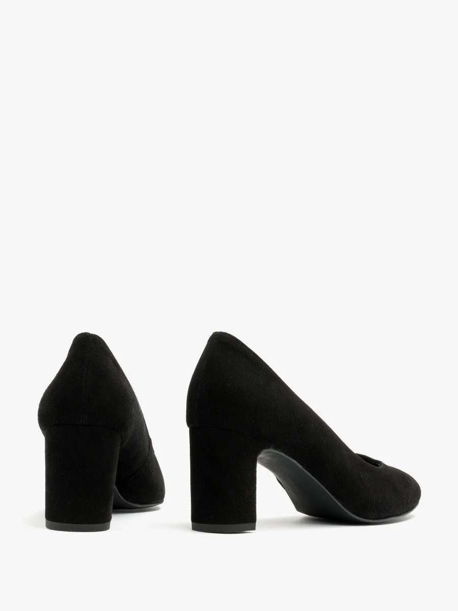 Czarne czółenka na słupku