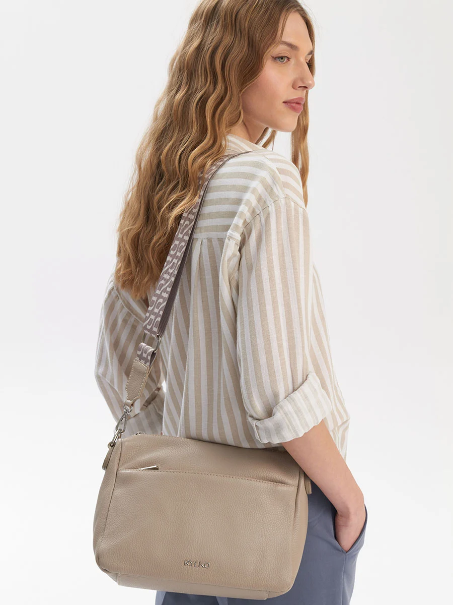 Beżowa torebka na pasku z tkaniny