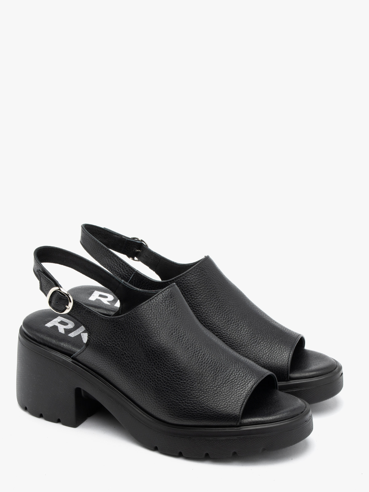 Czarne sandały z zabudowaną cholewką