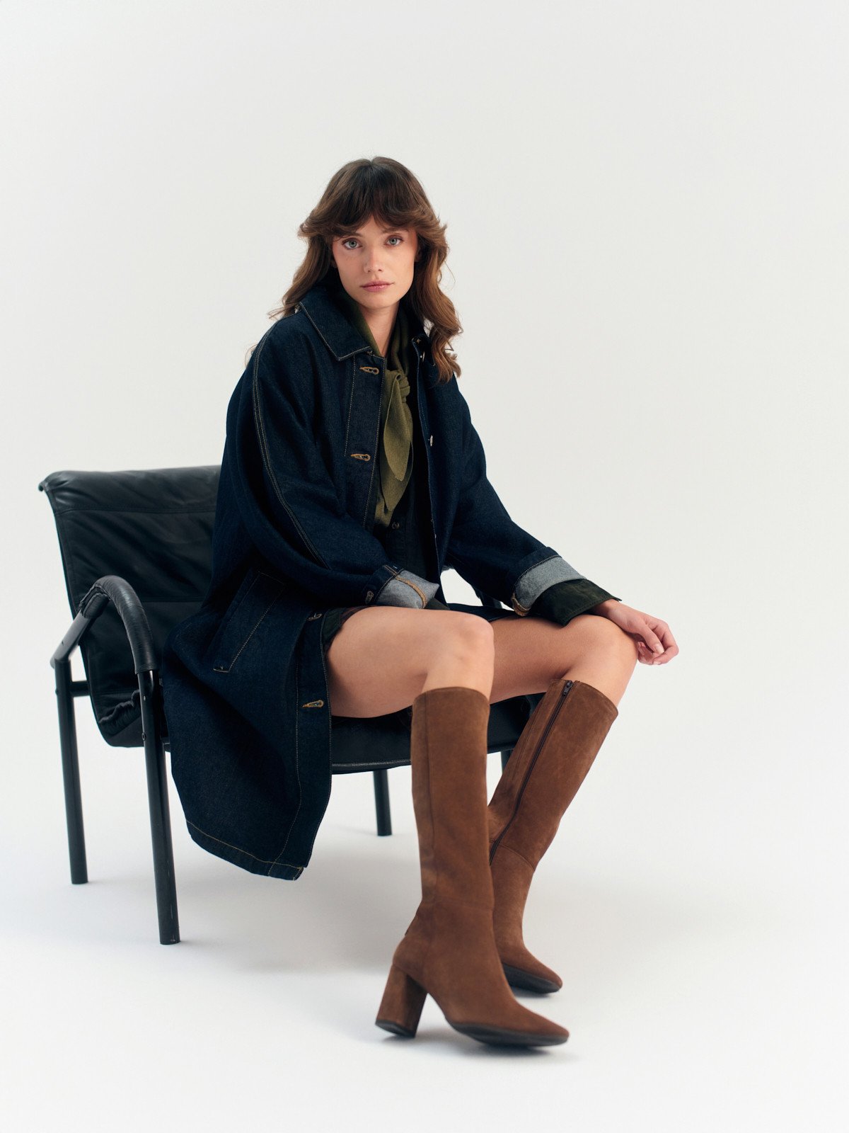 Brązowe kozaki ze skóry welurowej na słupkowym obcasie