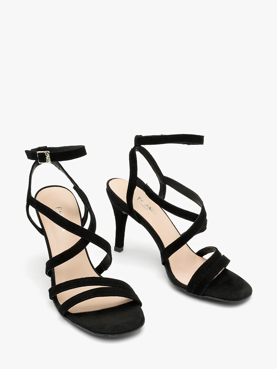 Czarne sandały na szpilce