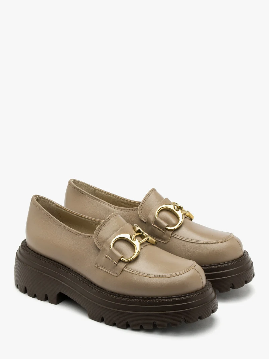 Ciemnobeżowe mokasyny ze srebrną ozdobą