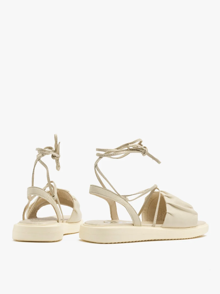 Kremowe sandały ze sznureczkami
