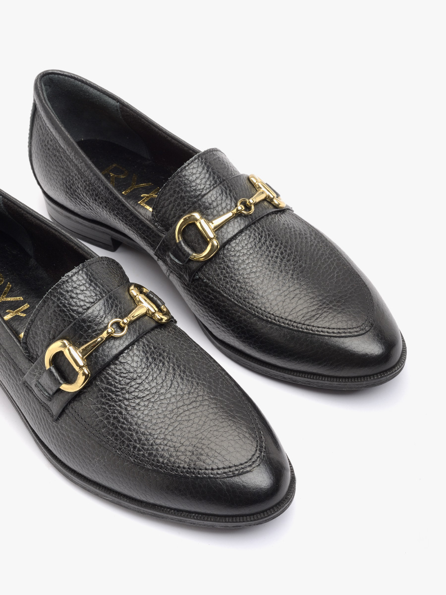 Czarne mokasyny z ozdobą na cholewce