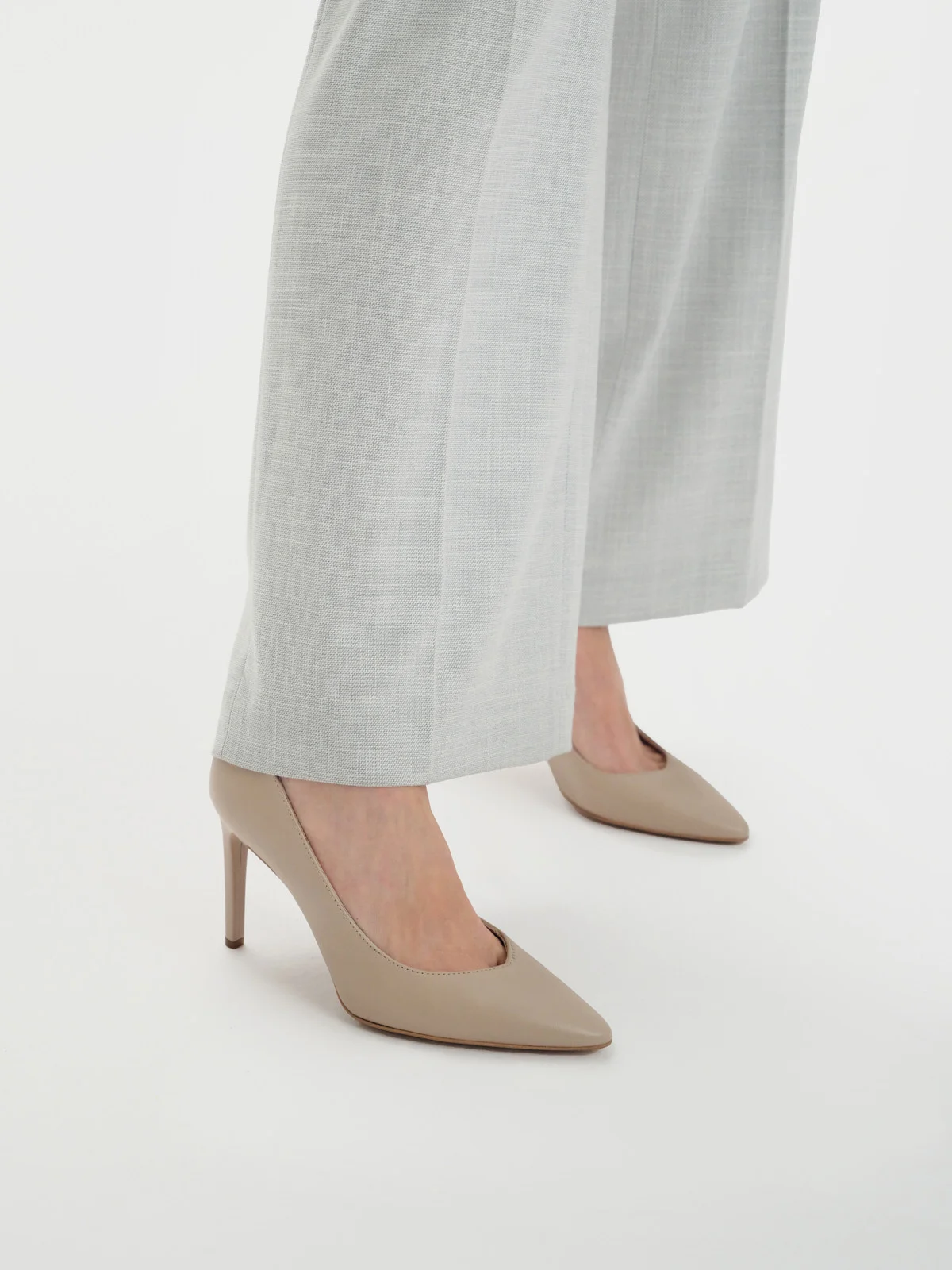 Beżowe czółenka z ozdobny dekoltem