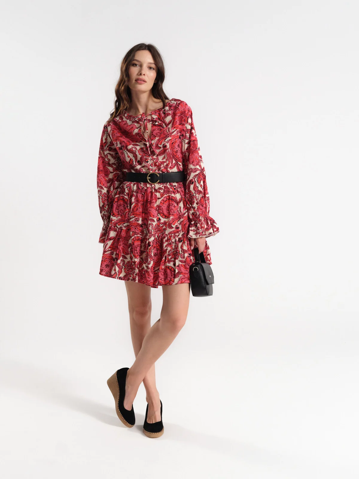 Czarne czółenka z ozdobnym szyciem na platformie