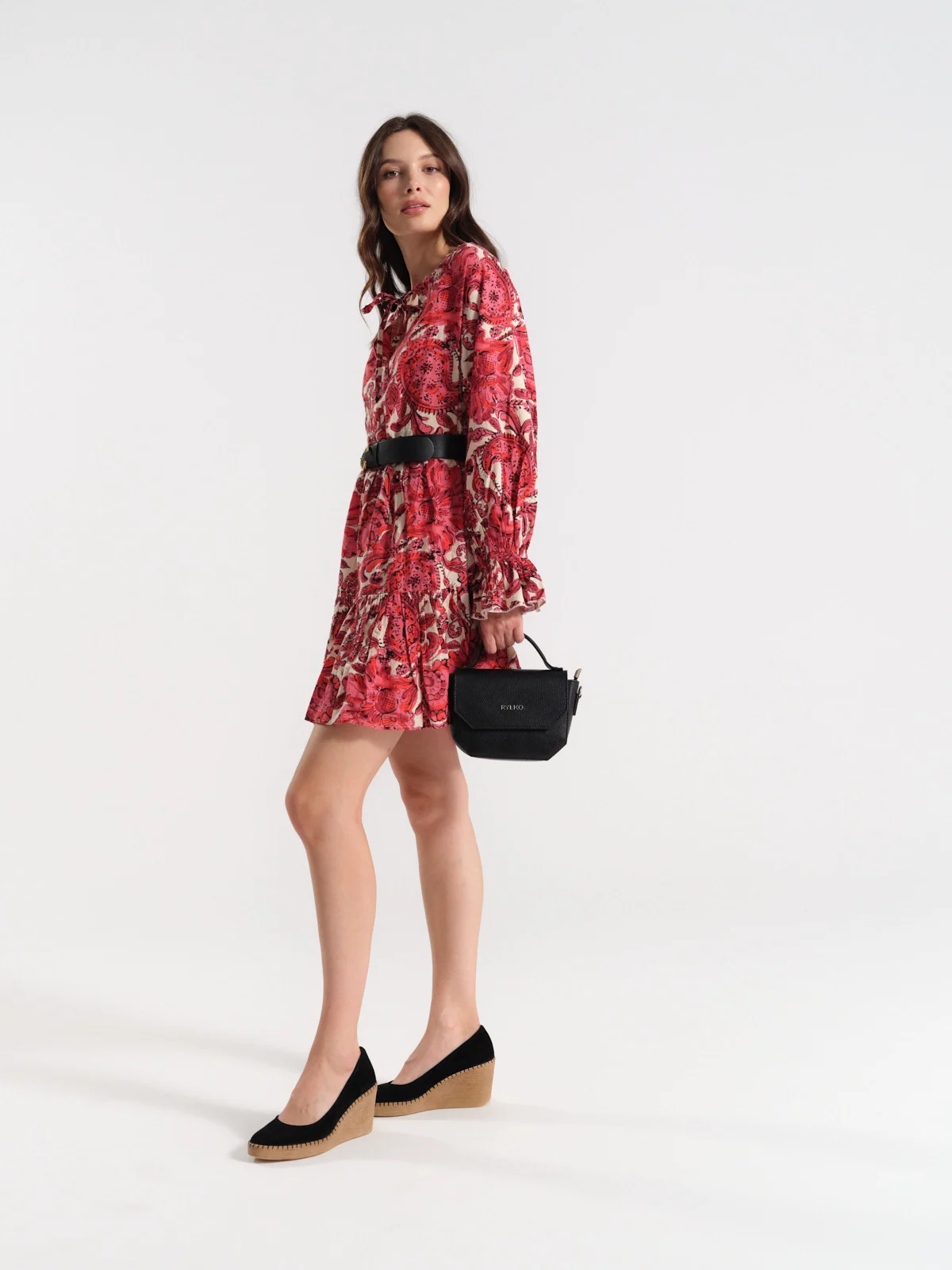 Czarne czółenka z ozdobnym szyciem na platformie