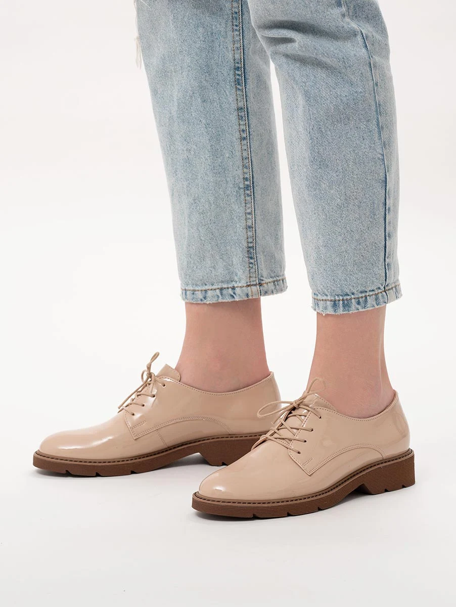 Kremowe, lakierowane półbuty