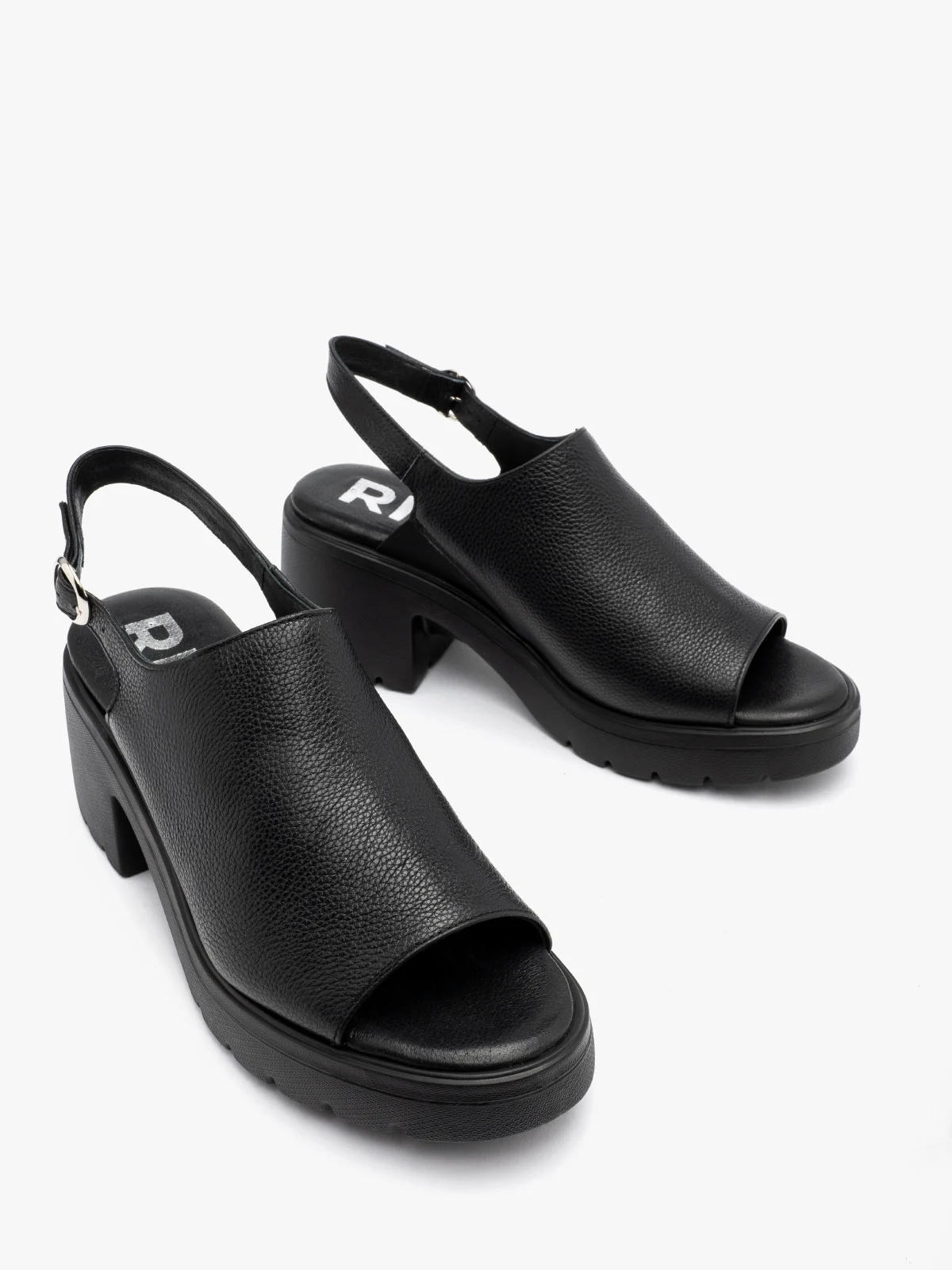 Czarne sandały z zabudowaną cholewką