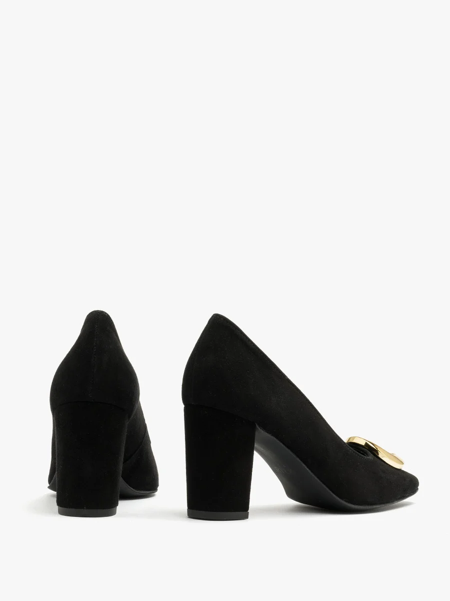 Czarne czółenka ze złotą ozdobą na cholewce