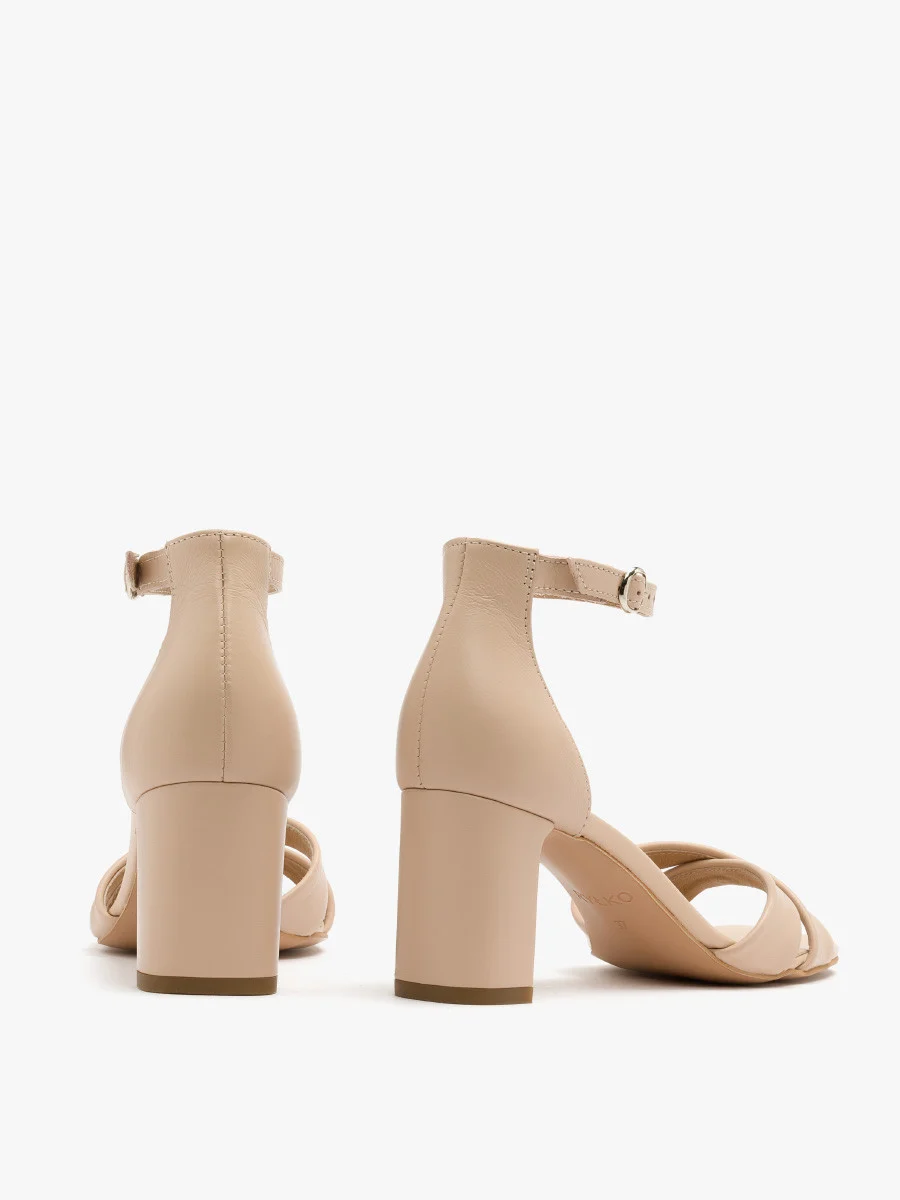 Beżowe sandały na oblekanym obcasie