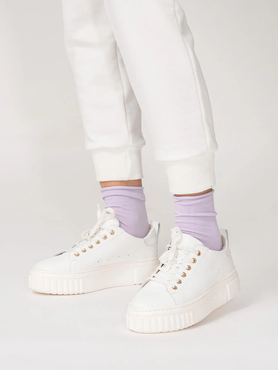 Białe półbuty sportowe ze złotymi detalami