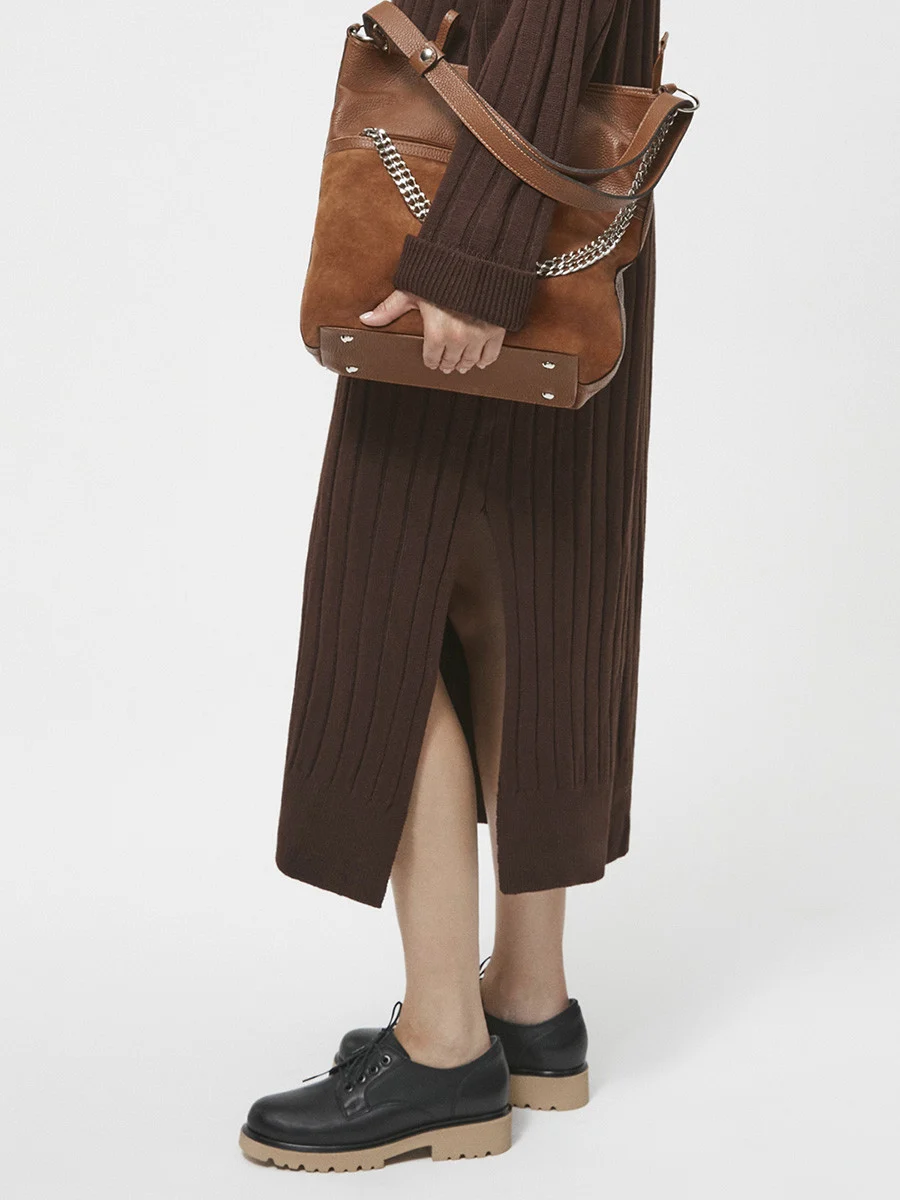 Czarne półbuty na beżowym spodzie