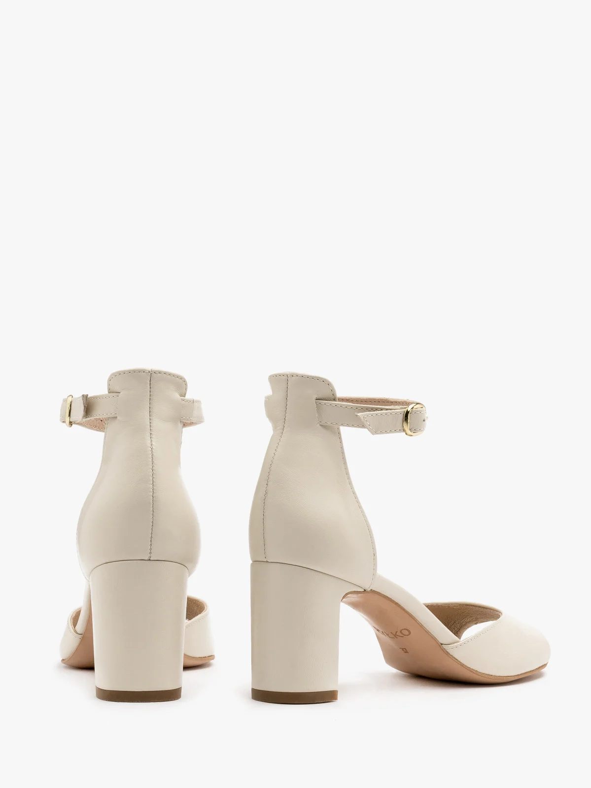 Klasyczne, kremowe sandały na obcasie