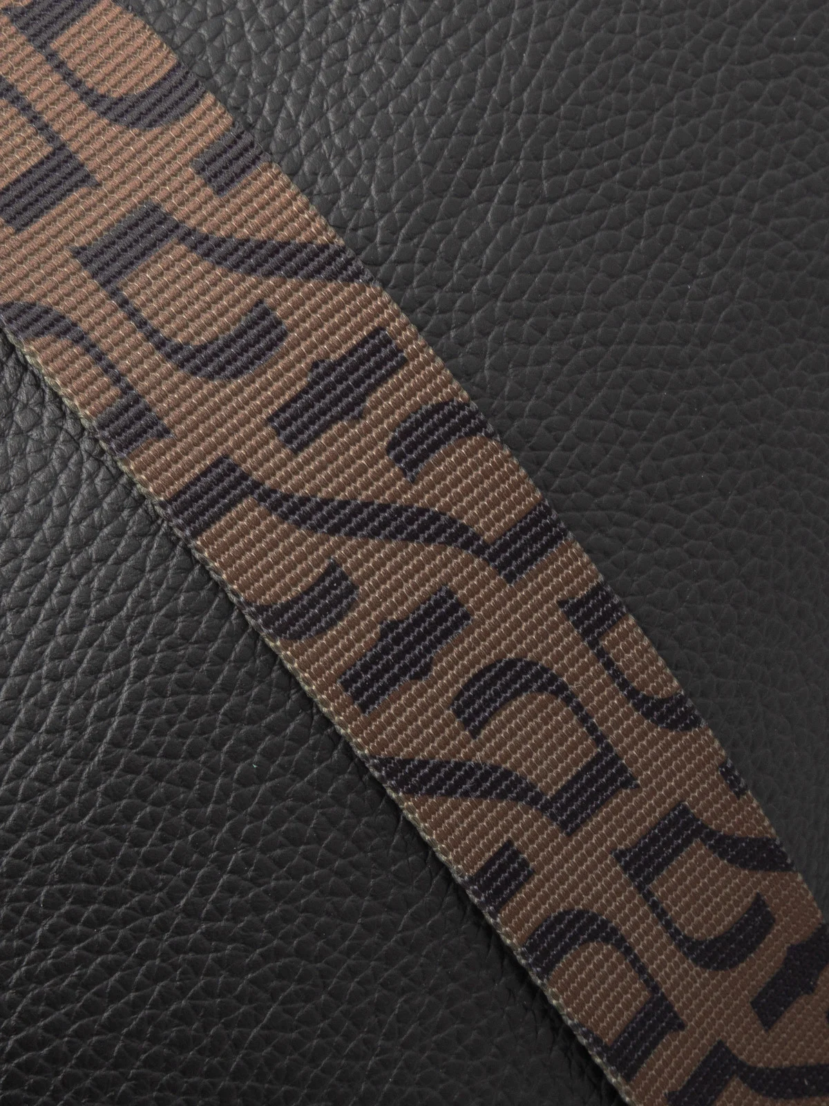 Czarna torebka z kontrastowym paskiem z tkaniny