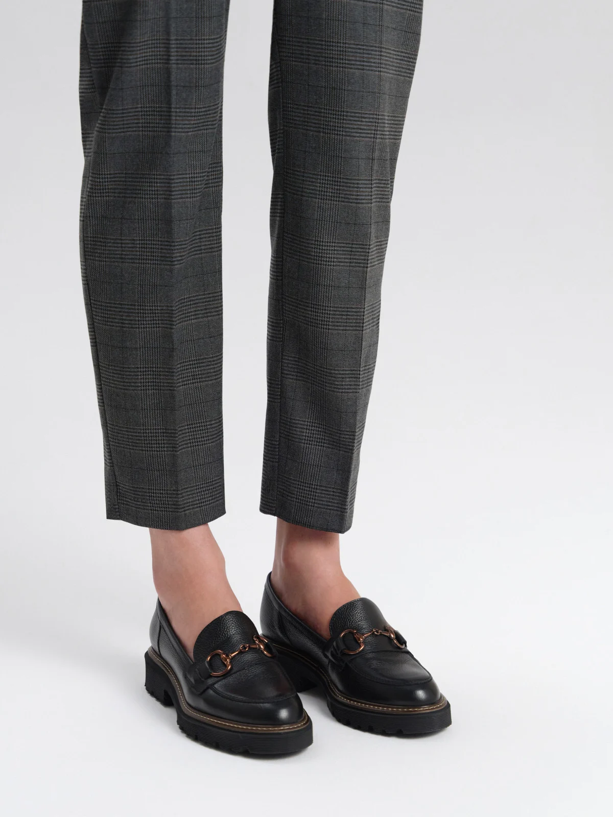 Mokasyny damskie w kolorze  czarnym z ozdobą