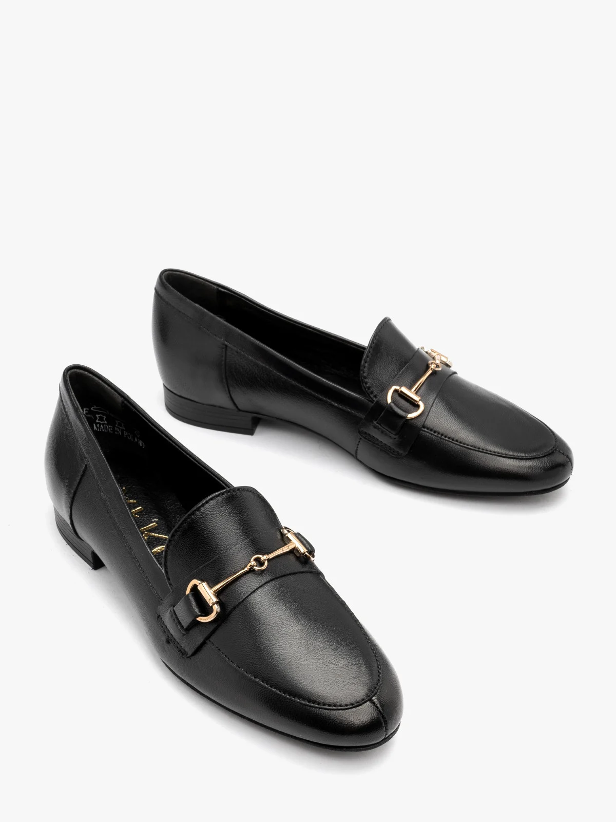 Czarne mokasyny z platynową ozdobą