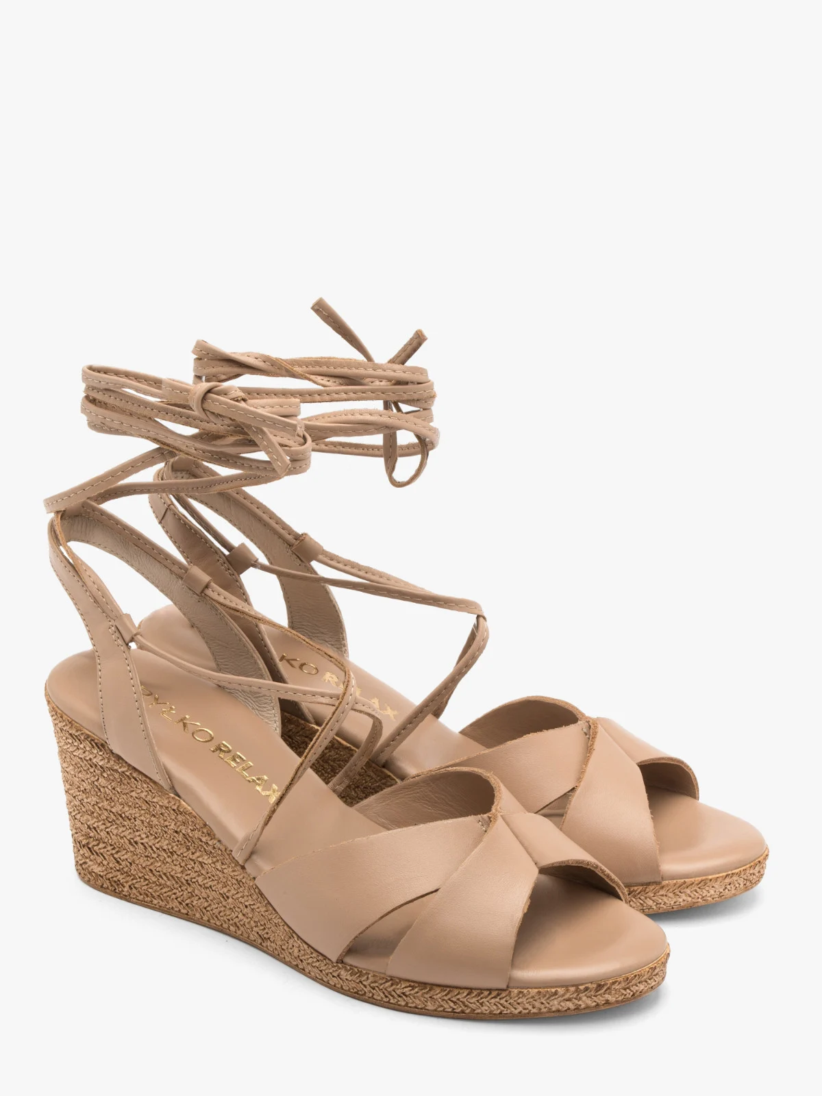 Beżowe sandały z ozdobnymi paseczkami