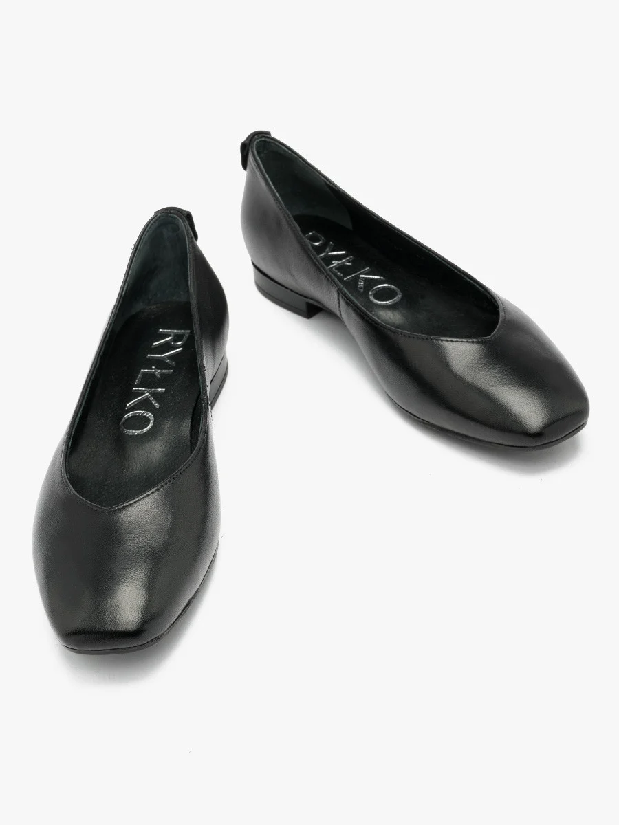 Czarne baleriny z ozdobnym wycięciem