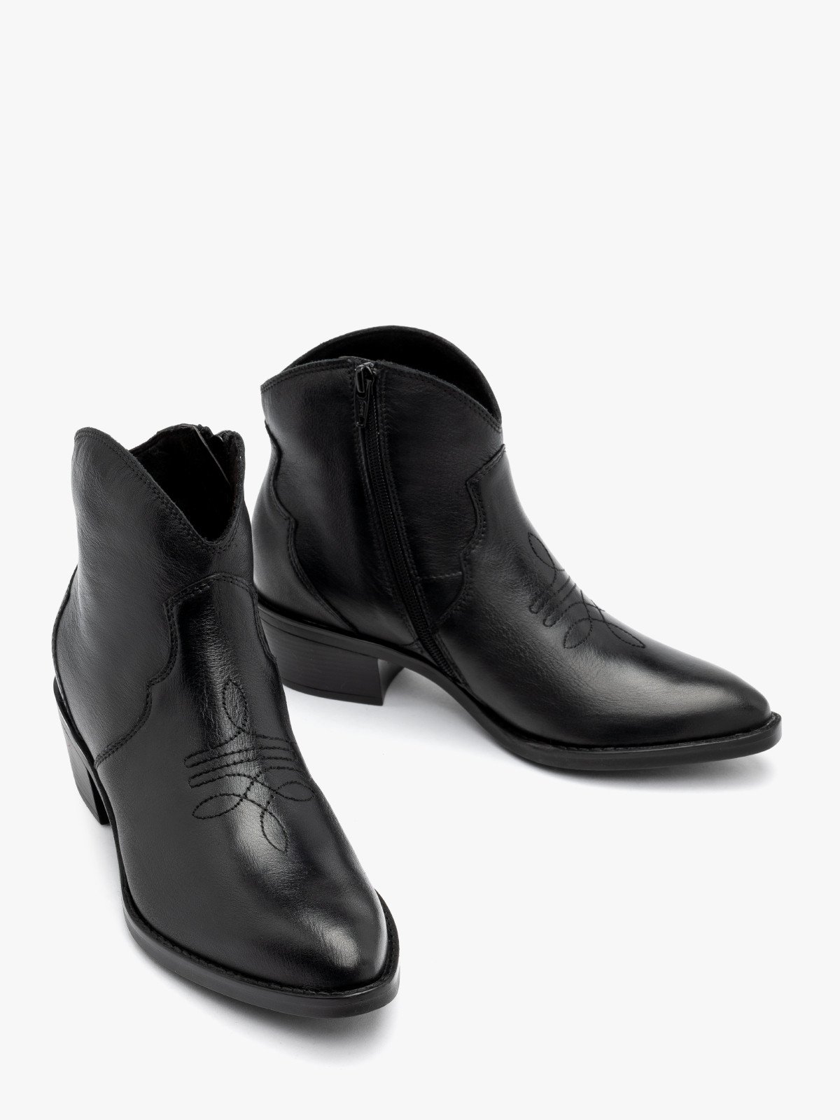 Czarne botki typu kowbojki z dekoracyjnym haftem