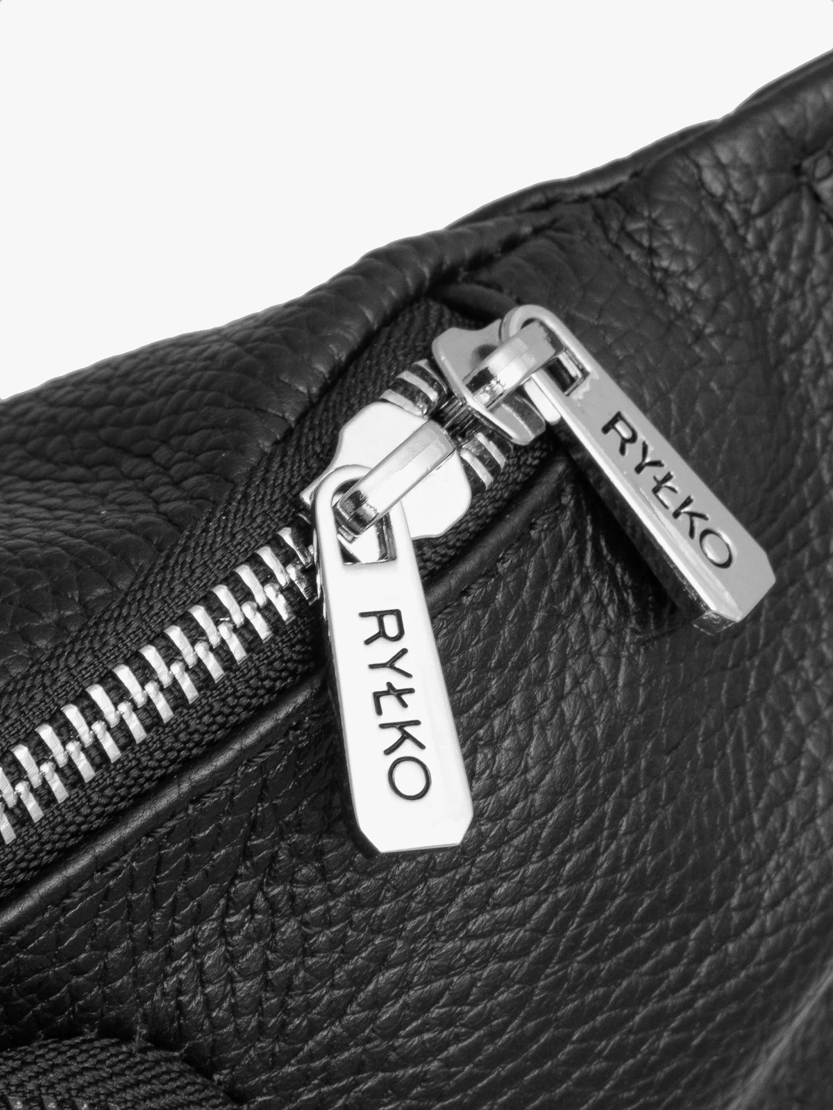 Czarna torebka nerka z poręczną zewnętrzną kieszenią