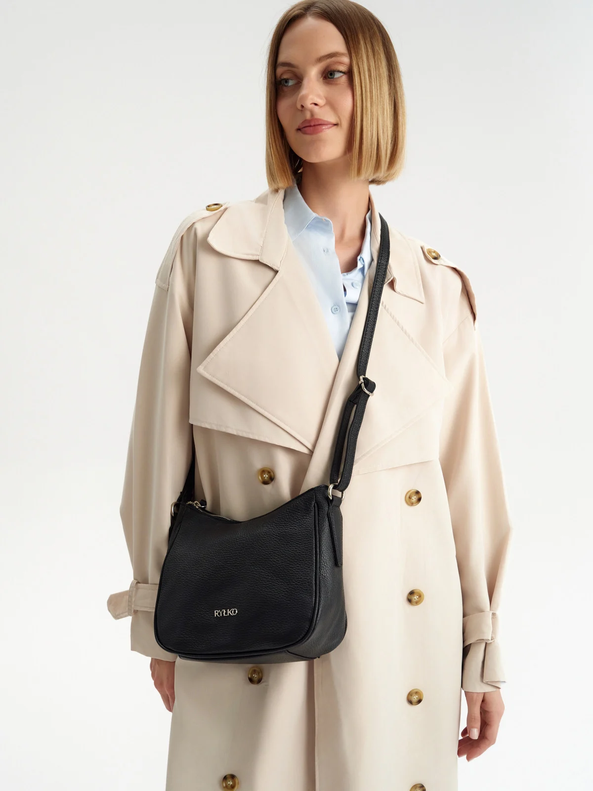 Czarna torebka listonoszka