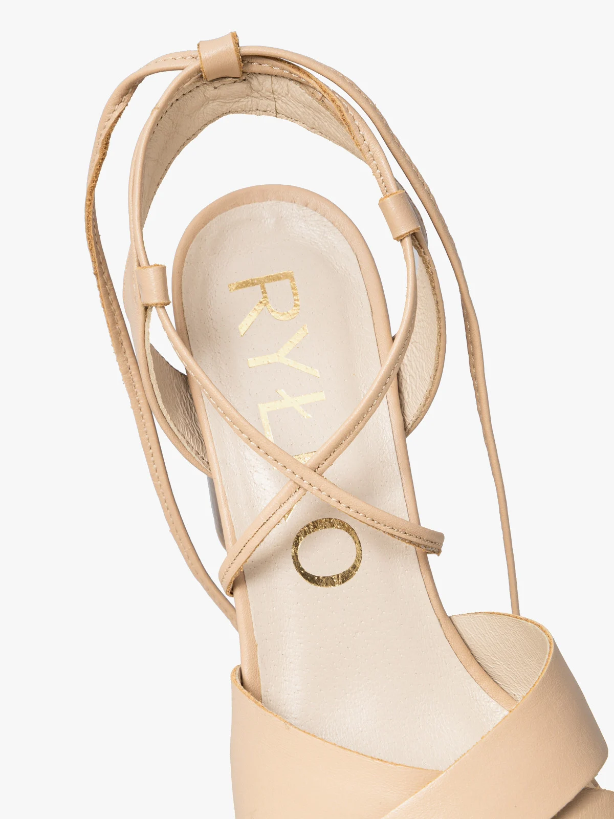 Beżowe sandały na słupku z wiązaniem wokół kostki