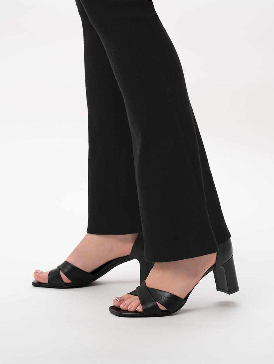 Czarne sandały na oblekanym obcasie
