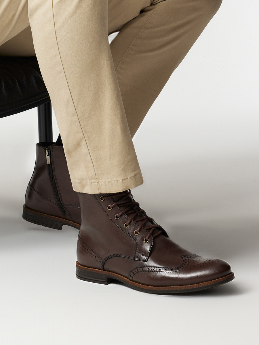 Brązowe trzewiki z ozdobną perforacją na cholewce