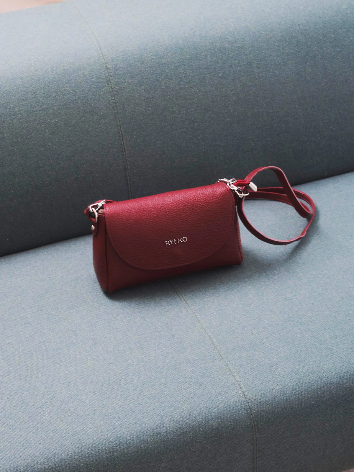 Bordowa torebka damska z łańcuszkiem