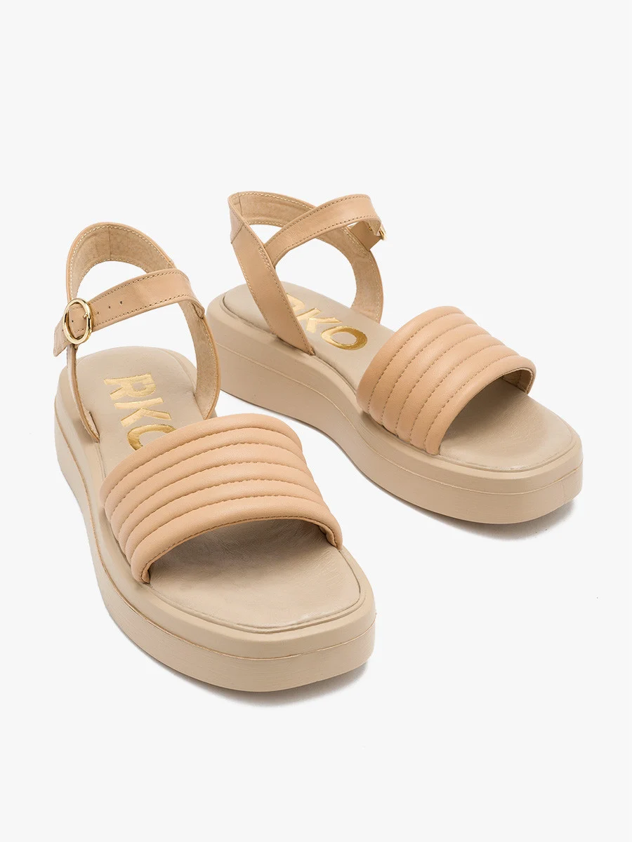 Beżowe sandały ze złotą sprzączką
