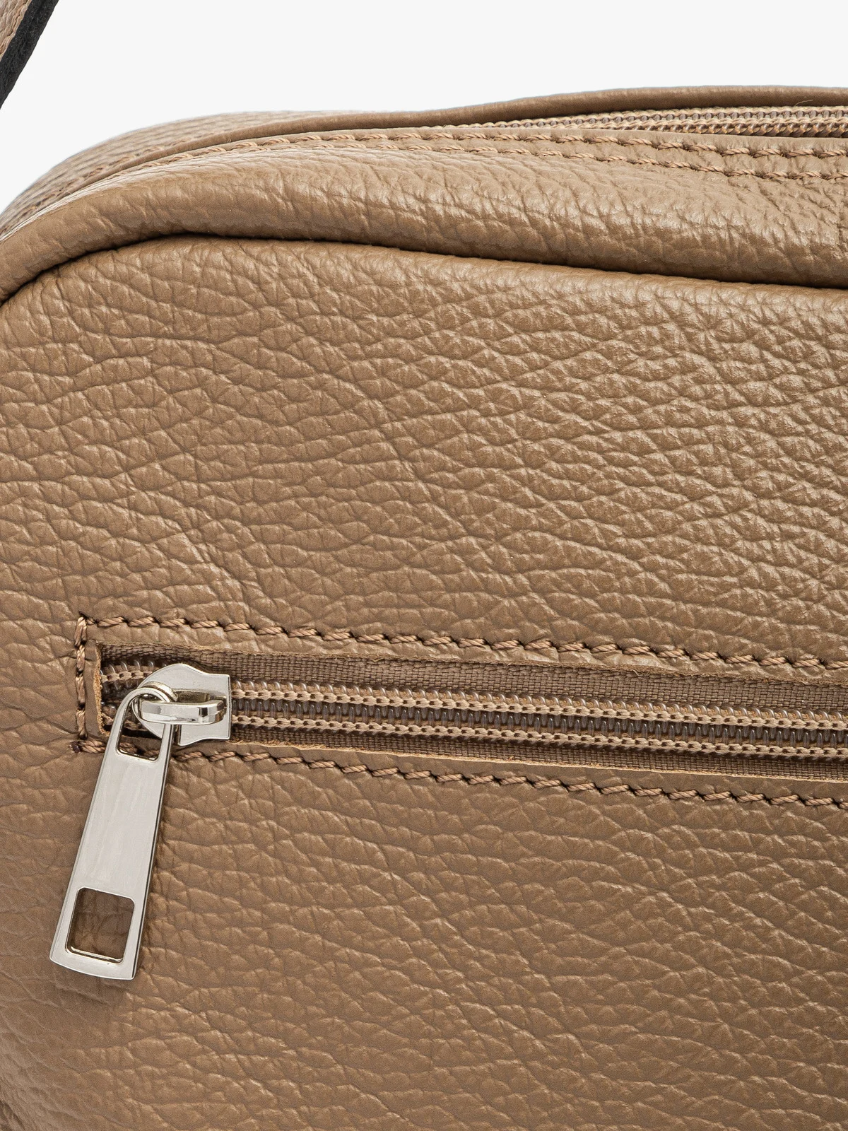 Brązowa torebka z ozdobnym frędzlem