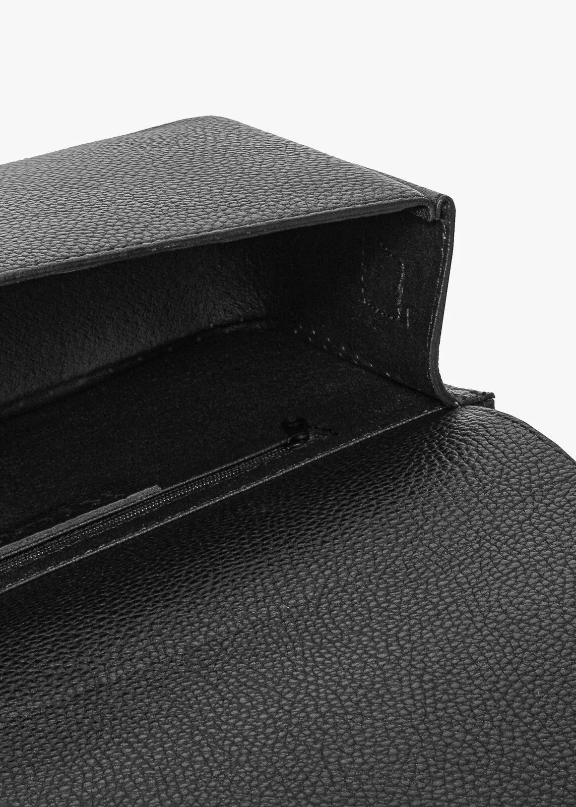 Mała, elegancka torebka na pasku ze złotymi detalami