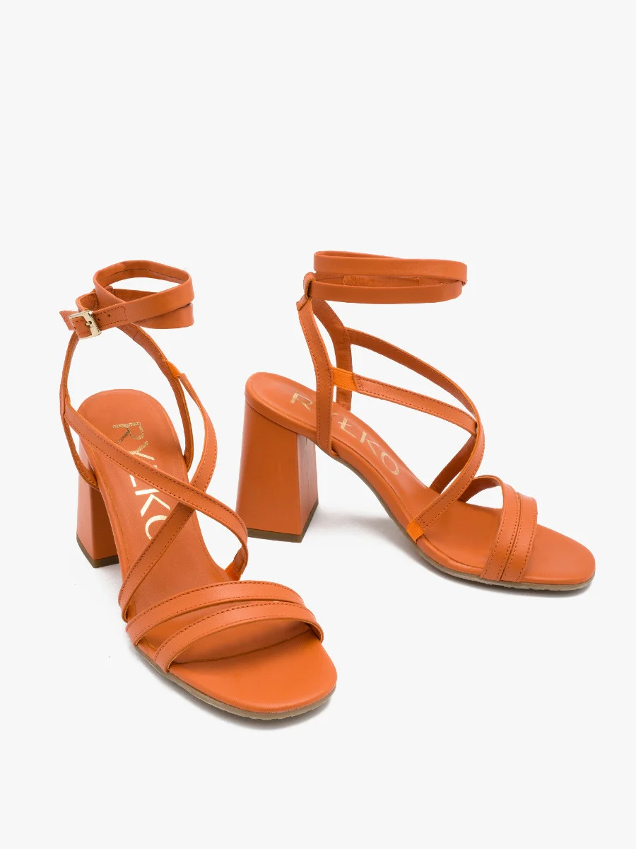 Pomarańczowe sandały na masywnym obcasie