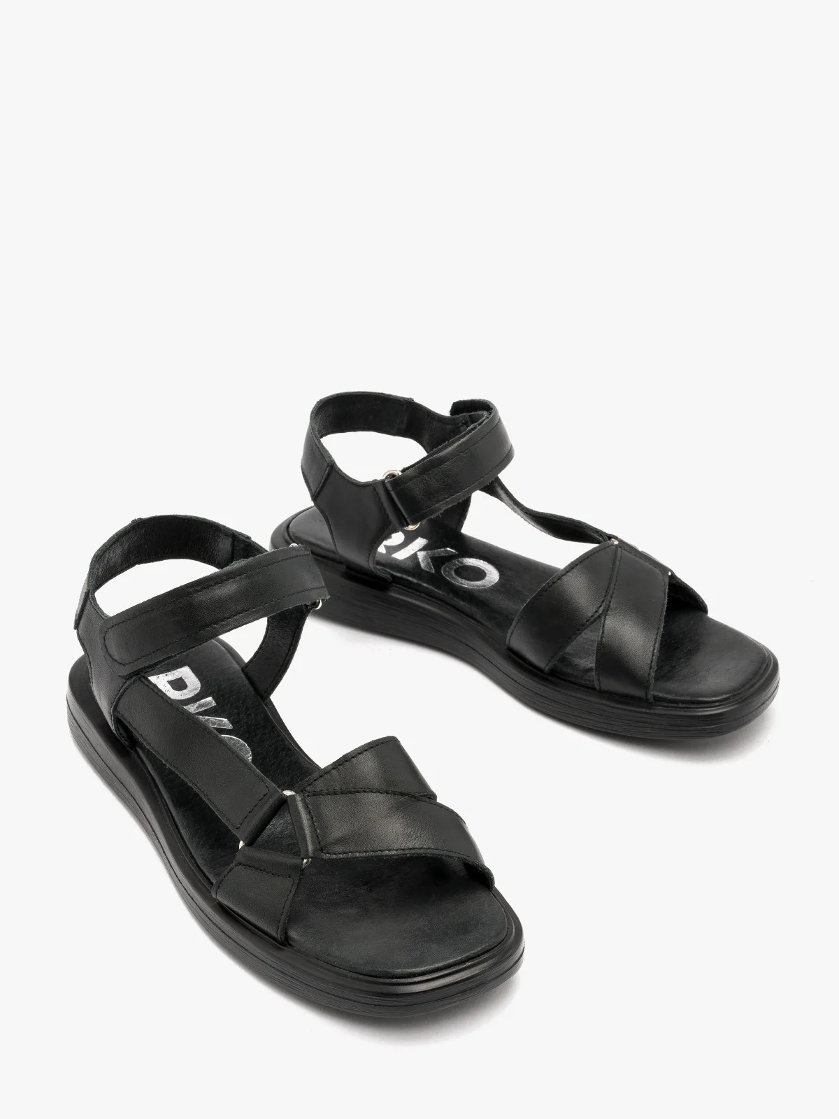 Sandały z ozdobna cholewką zapinaną na rzep