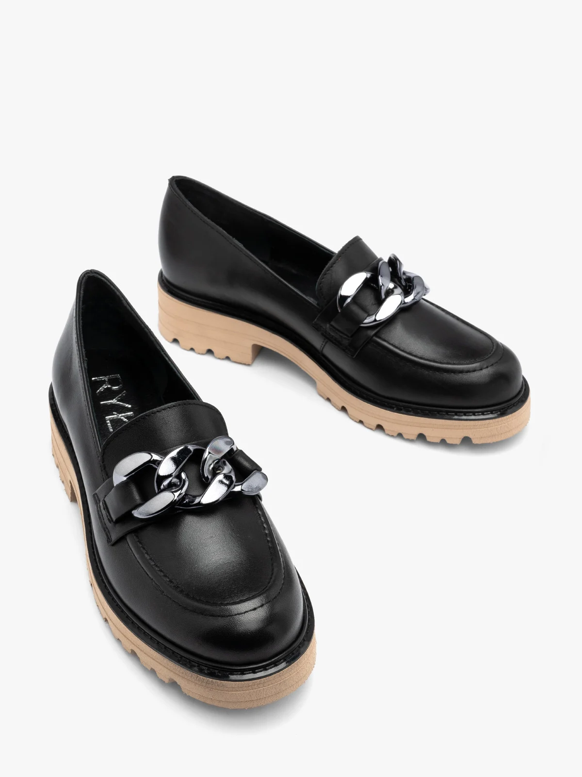 Czarne mokasyny z ozdobnym łańcuchem